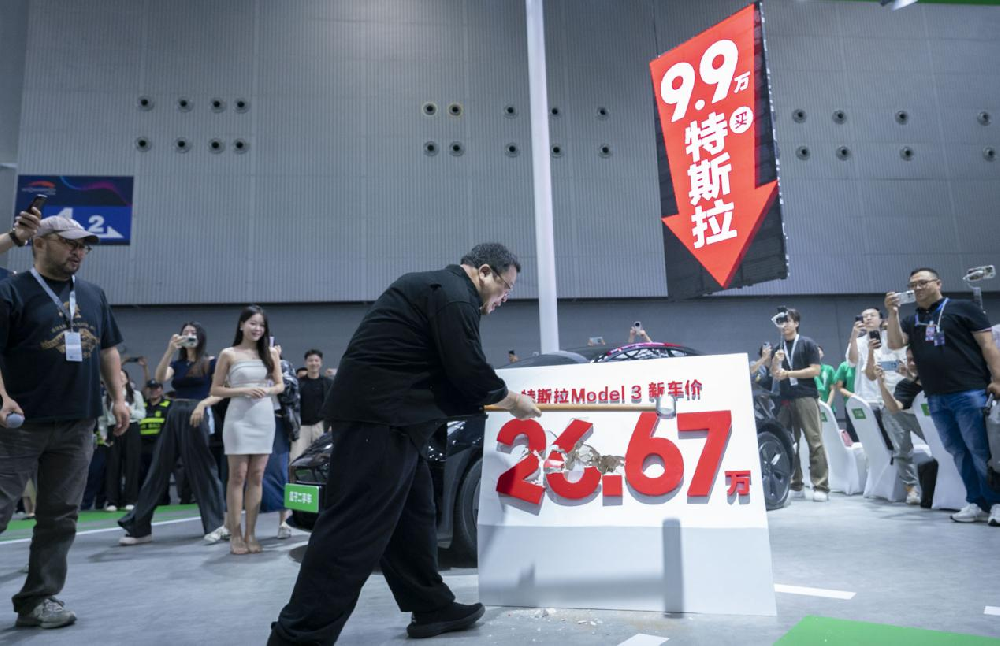 9.9万元买特斯拉?罗永浩化身瓜子二手车“首席砸价官”