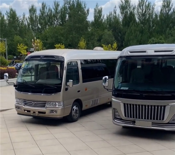 与丰田考斯特同框 红旗全新中巴QM7实拍:气场更强!