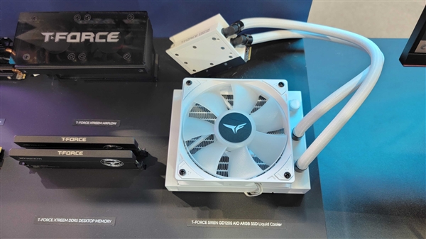PCIe 5.0 SSD居然用上水冷!温度不可思议、性能依然残血