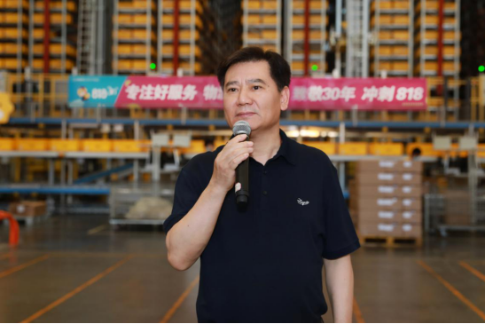 818张近东一线谈服务:要让用户“占便宜” 不让员工“受委屈”(图1) 818张近东一线谈服务:要让用户“占便宜” 不让员工“受委屈”(图1)