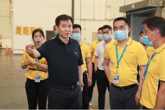 818张近东一线谈服务:要让用户“占便宜” 不让员工“受委屈”(图2) 818张近东一线谈服务:要让用户“占便宜” 不让员工“受委屈”(图2)