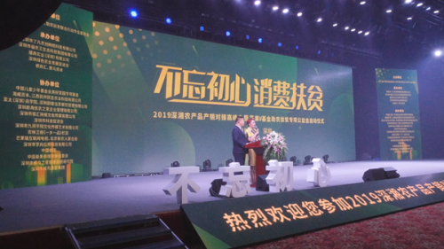 “鸡皇后”三十年让乌鸡成了金凤凰 圆了上万贫困人口脱贫梦(图1) “鸡皇后”三十年让乌鸡成了金凤凰 圆了上万贫困人口脱贫梦(图1)