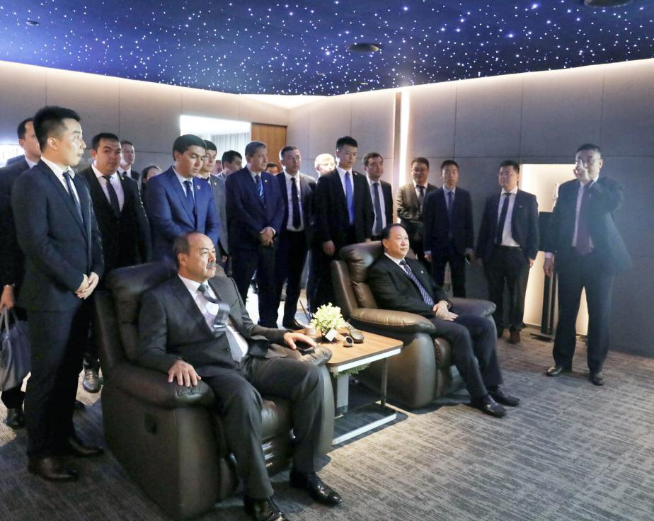 感受中国科技,乌兹别克斯坦总理点赞创维(图4) 感受中国科技,乌兹别克斯坦总理点赞创维(图4)