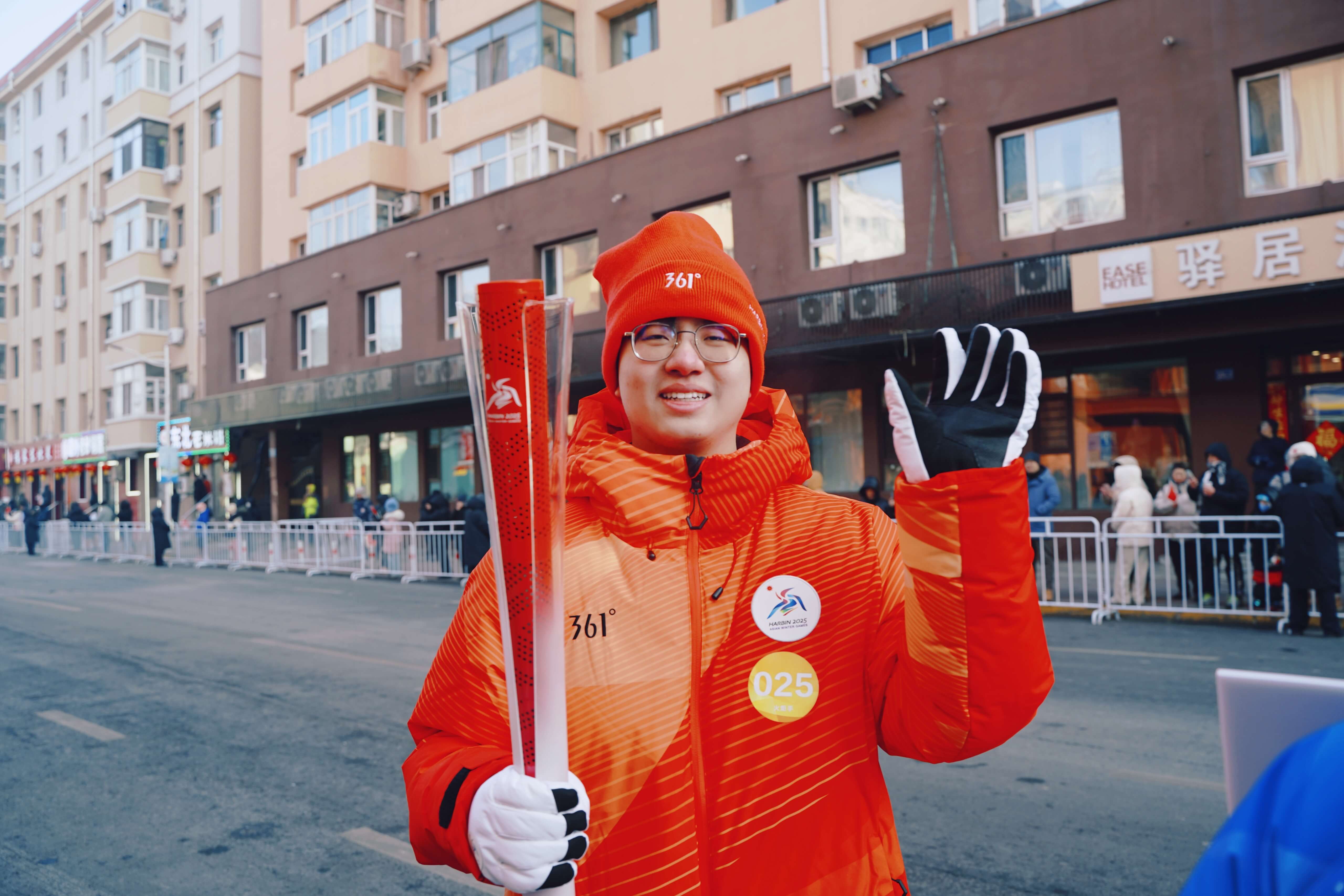 媒体管家 ：2025年第九届哈尔滨亚洲冬季运动会—班妈礼领袖礼服第25棒火炬手圣火传递(图4)