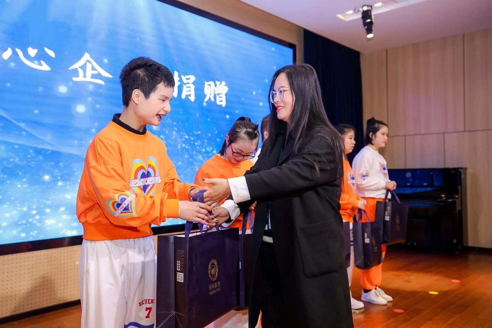 媒体管家 ：2025年第九届哈尔滨亚洲冬季运动会—班妈礼领袖礼服第25棒火炬手圣火传递(图5)