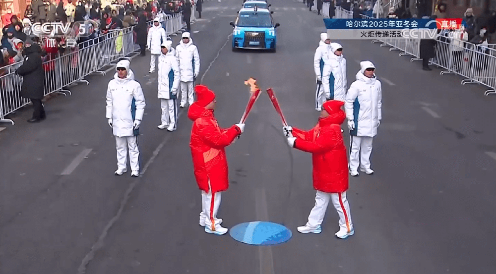 媒体管家 ：2025年第九届哈尔滨亚洲冬季运动会—班妈礼领袖礼服第25棒火炬手圣火传递(图1)