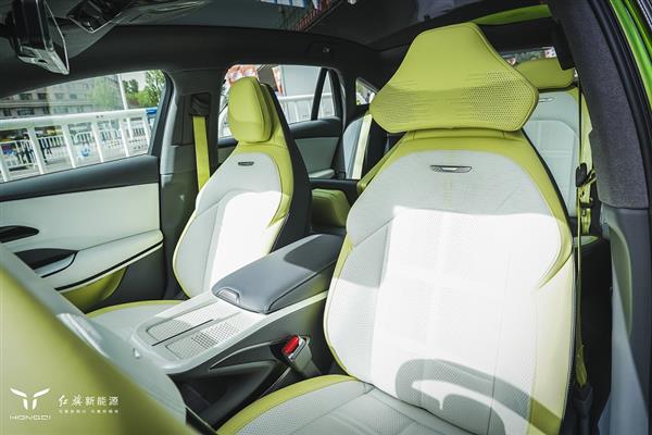 2023长春马拉松鸣枪开跑  红旗新能源携“新锐选手E001”潮酷亮相(图6)