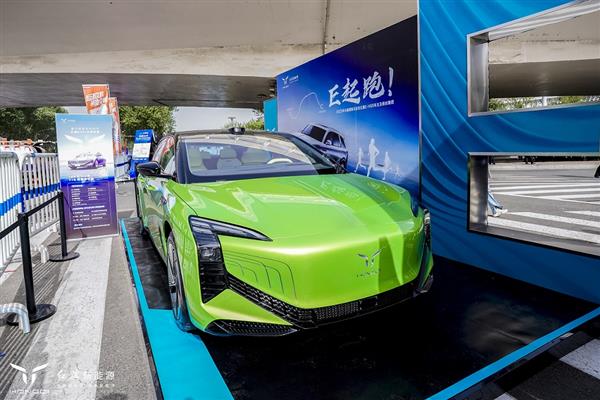 2023长春马拉松鸣枪开跑  红旗新能源携“新锐选手E001”潮酷亮相(图3)