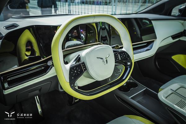 2023长春马拉松鸣枪开跑  红旗新能源携“新锐选手E001”潮酷亮相(图5)