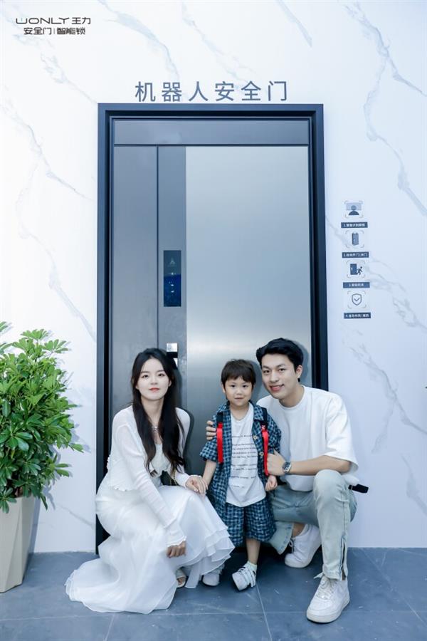 门博会首日聚焦全场!王力重磅新品发布、百万级网红打卡、主流媒体报道,火爆出圈!(图7) 门博会首日聚焦全场!王力重磅新品发布、百万级网红打卡、主流媒体报道,火爆出圈!(图7)