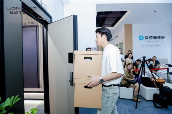 门博会首日聚焦全场!王力重磅新品发布、百万级网红打卡、主流媒体报道,火爆出圈!(图6) 门博会首日聚焦全场!王力重磅新品发布、百万级网红打卡、主流媒体报道,火爆出圈!(图6)