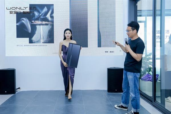 门博会首日聚焦全场!王力重磅新品发布、百万级网红打卡、主流媒体报道,火爆出圈!(图8) 门博会首日聚焦全场!王力重磅新品发布、百万级网红打卡、主流媒体报道,火爆出圈!(图8)
