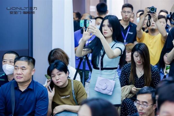 门博会首日聚焦全场!王力重磅新品发布、百万级网红打卡、主流媒体报道,火爆出圈!(图10) 门博会首日聚焦全场!王力重磅新品发布、百万级网红打卡、主流媒体报道,火爆出圈!(图10)