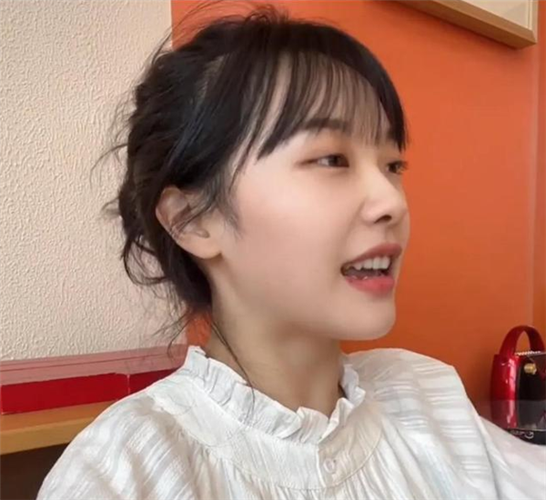 “挖呀挖”黄老师开始转型:素颜遭吐槽 “丑”局长解围(图1) “挖呀挖”黄老师开始转型:素颜遭吐槽 “丑”局长解围(图1)