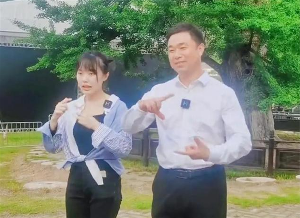 “挖呀挖”黄老师开始转型:素颜遭吐槽 “丑”局长解围(图3) “挖呀挖”黄老师开始转型:素颜遭吐槽 “丑”局长解围(图3)