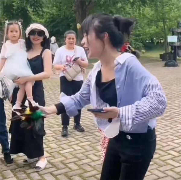 “挖呀挖”黄老师开始转型:素颜遭吐槽 “丑”局长解围(图5) “挖呀挖”黄老师开始转型:素颜遭吐槽 “丑”局长解围(图5)