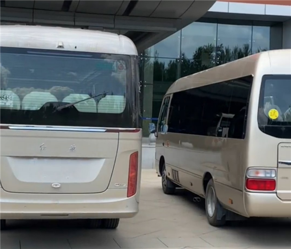 与丰田考斯特同框 红旗全新中巴QM7实拍:气场更强!(图2) 与丰田考斯特同框 红旗全新中巴QM7实拍:气场更强!(图2)