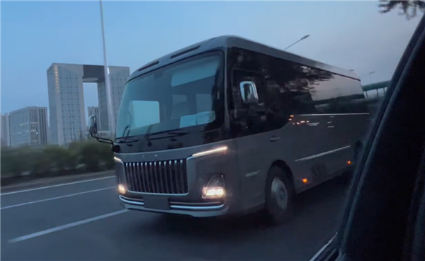 与丰田考斯特同框 红旗全新中巴QM7实拍:气场更强!(图3) 与丰田考斯特同框 红旗全新中巴QM7实拍:气场更强!(图3)