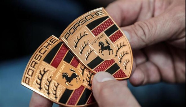 保时捷公布新盾徽:历时3年设计 你看出变化了吗?(图2) 保时捷公布新盾徽:历时3年设计 你看出变化了吗?(图2)