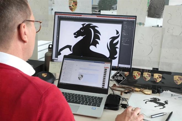 保时捷公布新盾徽:历时3年设计 你看出变化了吗?(图3) 保时捷公布新盾徽:历时3年设计 你看出变化了吗?(图3)