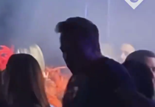 先蹦个迪再说!马斯克蓬头散发会见马克龙的原因找到了(图2) 先蹦个迪再说!马斯克蓬头散发会见马克龙的原因找到了(图2)