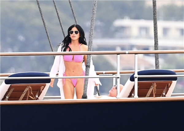 贝佐斯5亿美元豪华游艇首次出海 女友性感比基尼抢眼(图2) 贝佐斯5亿美元豪华游艇首次出海 女友性感比基尼抢眼(图2)