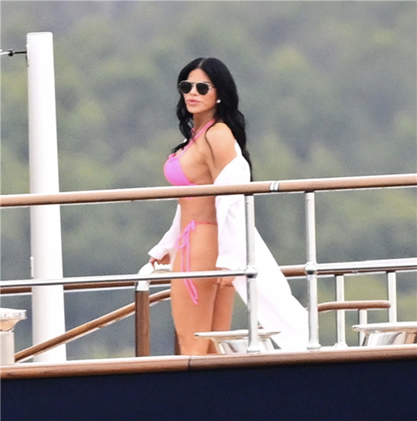 贝佐斯5亿美元豪华游艇首次出海 女友性感比基尼抢眼(图1) 贝佐斯5亿美元豪华游艇首次出海 女友性感比基尼抢眼(图1)