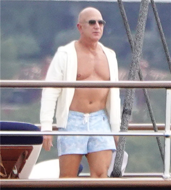 贝佐斯5亿美元豪华游艇首次出海 女友性感比基尼抢眼(图3) 贝佐斯5亿美元豪华游艇首次出海 女友性感比基尼抢眼(图3)