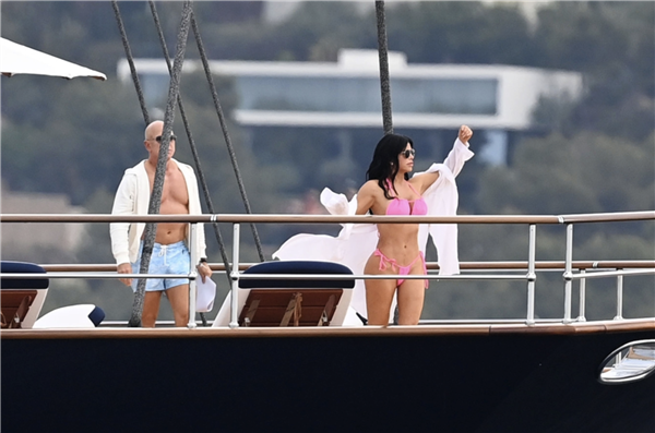 贝佐斯5亿美元豪华游艇首次出海 女友性感比基尼抢眼(图4) 贝佐斯5亿美元豪华游艇首次出海 女友性感比基尼抢眼(图4)